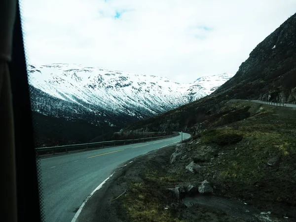 Norwegian landscape with road in tundra and mountains — Stock Photo, Image