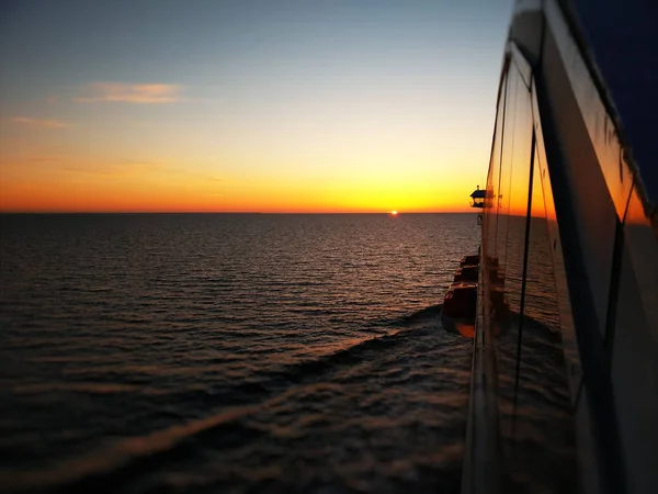 Heldere zonsondergang met grote gele zon onder het zeeoppervlak — Stockfoto