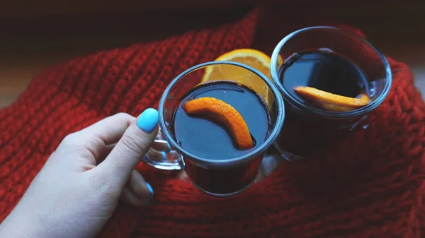 Frau hält Glühwein mit Gewürzen und Zitrusfrüchten in der Hand, Nahaufnahme — Stockfoto