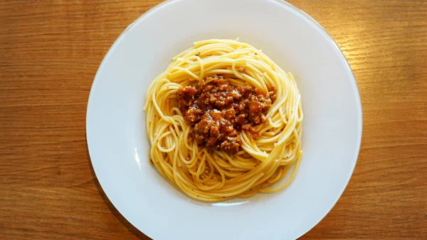 Plate of delicious spaghetti Bolognaise or Bolognese with sauce — Stock Photo, Image