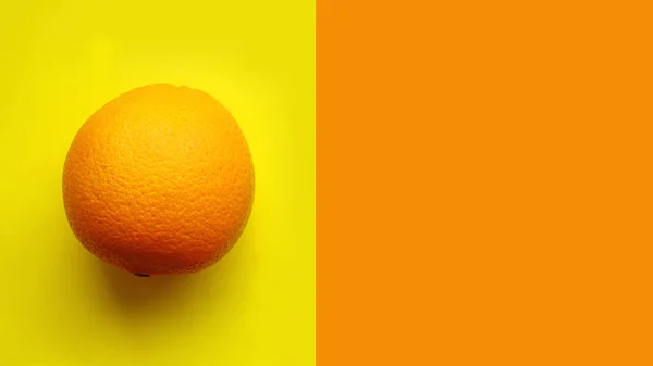 全体にオレンジ色の果物、平面図。黄色の背景に分離 — ストック写真
