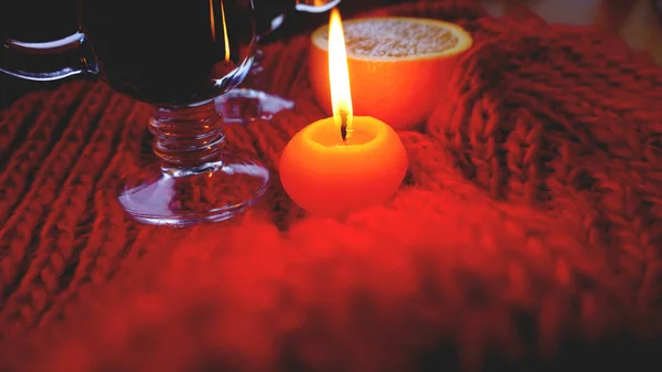 Глінтвейн в скло кружки, горить свічка темно-червоний фон. Гарячі червоні вина — стокове фото