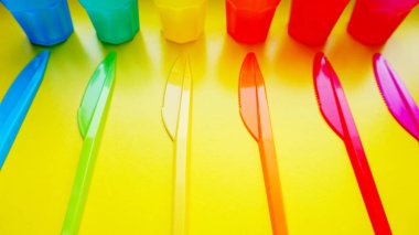 Renkli plastik eşya. Renkli plastik sofra piknik için.