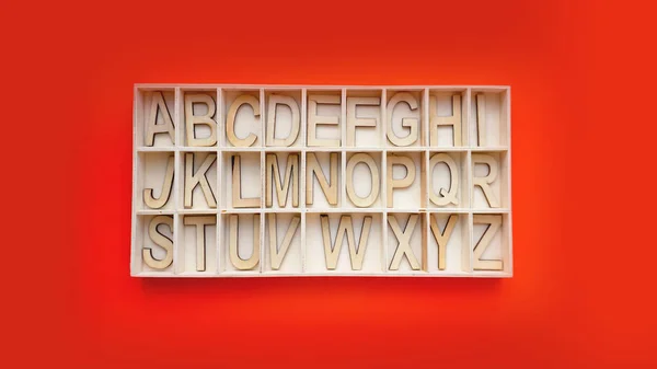Holzblöcke mit Buchstaben - Schachtel auf rotem Hintergrund. Englisch lernen — Stockfoto
