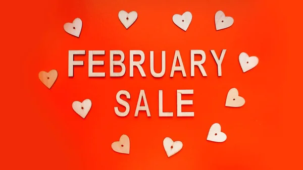 Bovenaanzicht op samenstelling met hart op rode achtergrond. Februari verkoop — Stockfoto