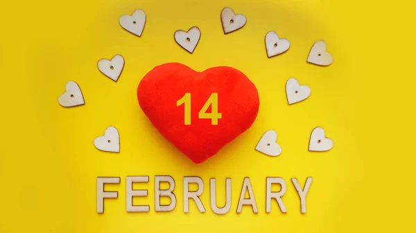 Fundal Ziua Îndrăgostiților cu inimi pe fundal galben — Fotografie, imagine de stoc