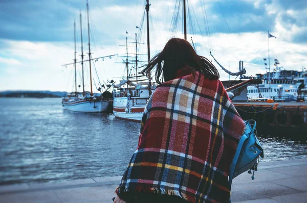 Молодая красивая девушка гуляет в порту возле лодок — стоковое фото
