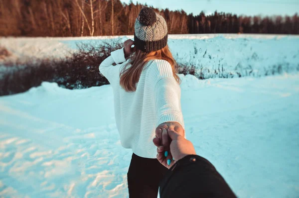 Sígueme chica sosteniendo novio mano en invierno bosque de nieve . — Foto de Stock