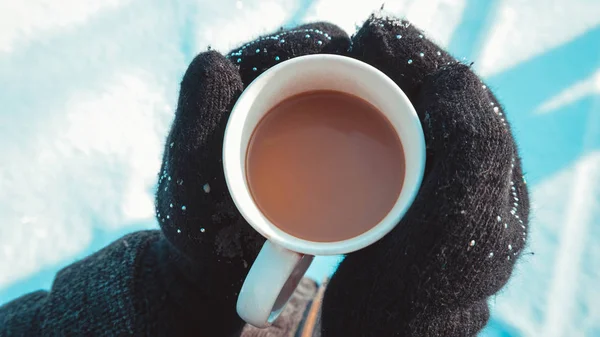 Tazza calda di caffè caldo che si scalda nelle mani di una ragazza — Foto Stock