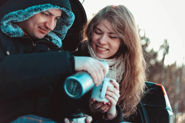 Um homem e uma mulher no camião do carro. Um casal feliz — Fotografia de Stock