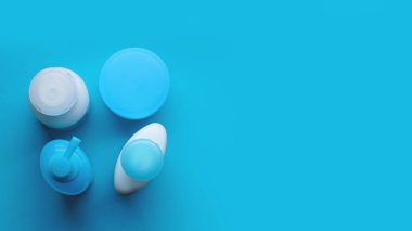 İzole edilmiş SPA kozmetik ürünleri, tüpler, markalaşma, mavi arkaplanda üst görünüm