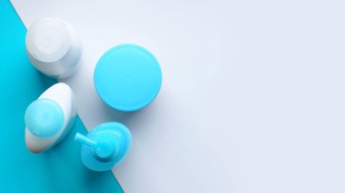 İzole edilmiş SPA kozmetik ürünleri, tüpler, markalaşma, mavi arkaplanda üst görünüm