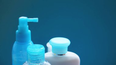Mavi arka planda mavi kozmetik tüp. Boş plastik kap, ambalaj tasarımı. Boşluk fotoğrafçılığını kopyala.