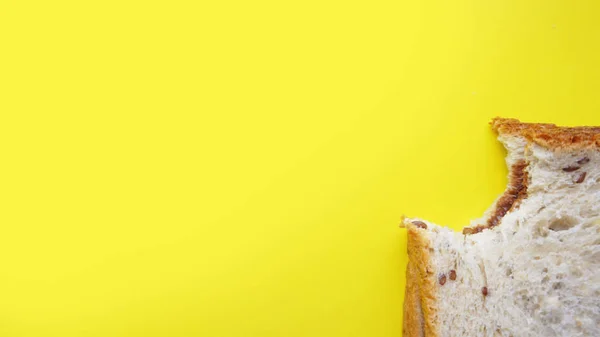 Torrada Mordida Fundo Amarelo Sanduíche Com Propagação Chocolate Fundo Para — Fotografia de Stock