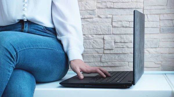 Mujer trabajando en casa mano de oficina en el teclado de cerca — Foto de Stock