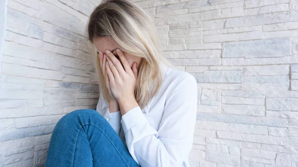 Triste ou Deprimido Jovem Mulher Bonita — Fotografia de Stock