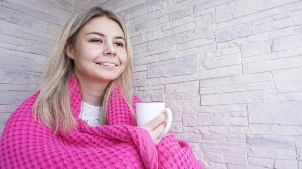 Menina bonita com uma xícara de café. Jovem mulher na varanda — Fotografia de Stock