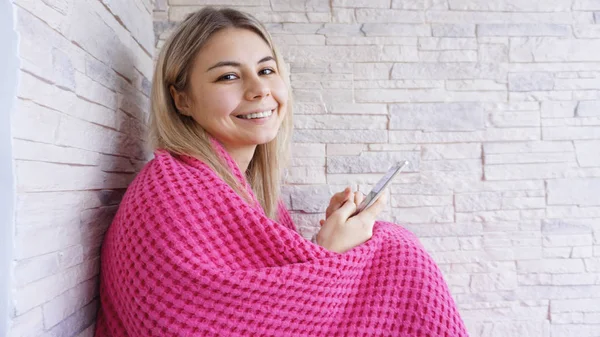 Bella Ragazza Seduta Sul Davanzale Della Finestra Con Smartphone Mano — Foto Stock