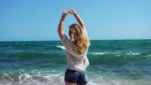 Девочка на пляже в элегантном и приталенном виде — стоковое фото