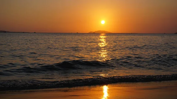 Яскравий захід сонця з жовтим сонцем під поверхнею моря — стокове фото
