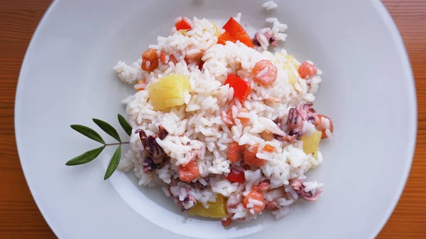 Рис с креветками и ананасами, тайская еда на белом блюде — стоковое фото