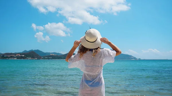 Женщина в белой одежде освежает океан — стоковое фото