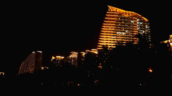 Ночная сцена офисного здания или отеля со светом — стоковое фото