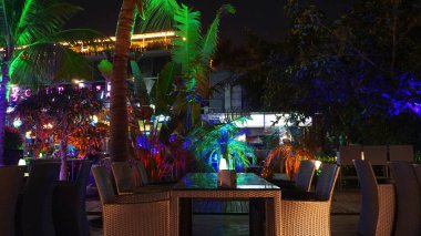 Tropikal beach club bar gece