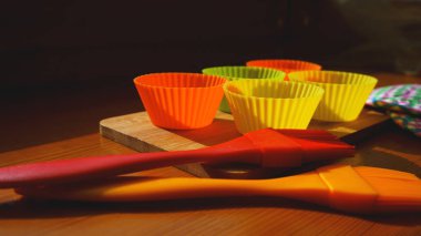 Silikon fırça ve cupcake gömlekleri ahşap tablo