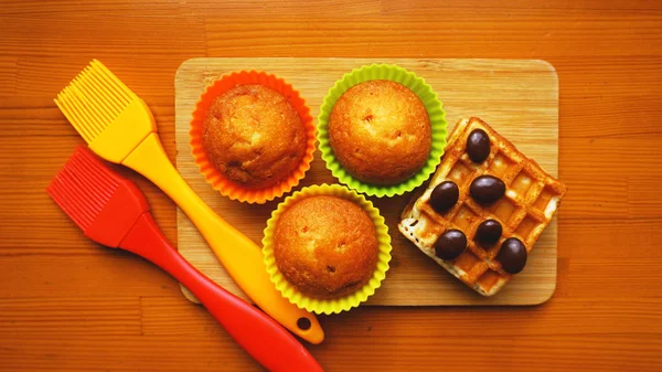 Jednoduchý mini muffiny v barevné silikonové na pečení. Kuchyň a vaření koncepce — Stock fotografie