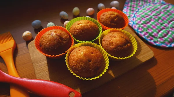 Mini gâteaux décorés avec des oeufs, Dessert de Pâques — Photo