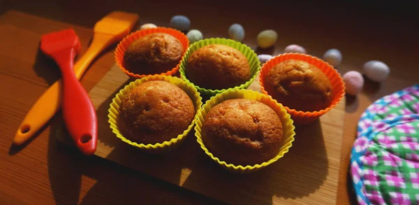 Mini gâteaux décorés avec des oeufs, Dessert de Pâques — Photo