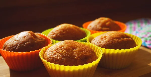 Mini muffins simples em padaria de silicone colorido. Espaço livre. Fechar. — Fotografia de Stock