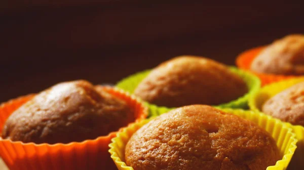 Mini muffins simples em padaria de silicone colorido. Espaço livre. Fechar. — Fotografia de Stock