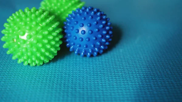 Massage ball roller för själv massage, zonterapi och myofascial release på blå — Stockfoto