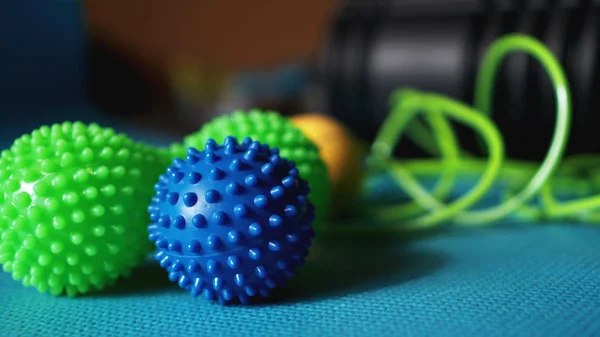 Rodillo de bola de masaje para auto masaje, reflexología y liberación miofascial en azul —  Fotos de Stock
