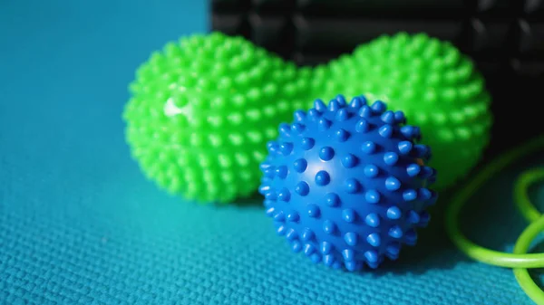 Massage ball roller för själv massage, zonterapi och myofascial release på blå — Stockfoto