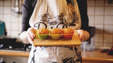 Ev yapımı karamel kek pudra elinde bir pişirme çanağı içinde