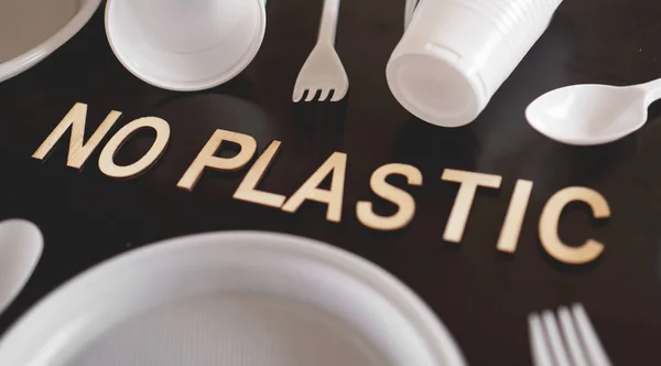 Sano ei muovi ruokailuvälineet, muovi saastuminen ja ympäristönsuojelu käsite — kuvapankkivalokuva
