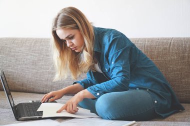 Ciddi kadın kağıt hakkında bilgi bulmak için odaklanmış. İş ve öğrenme