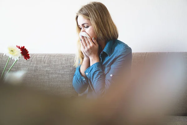 Frio de primavera ou alergias. Menina atraente é alérgica a flores, usa um guardanapo — Fotografia de Stock