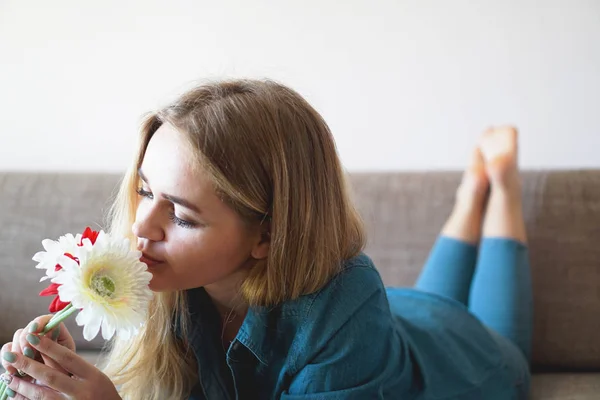 Приваблива молода жінка нюхає букет квітів — стокове фото