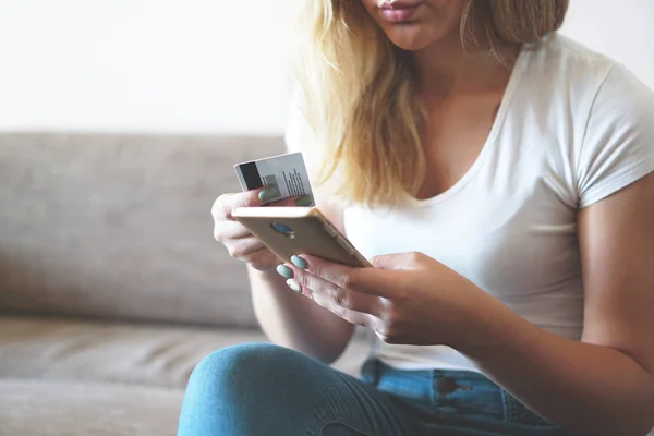 Pagamento online, mani delle donne che tengono smartphone e utilizzando carta di credito — Foto Stock