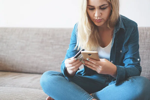 Pago en línea, manos de las mujeres sosteniendo el teléfono inteligente y utilizando tarjeta de crédito — Foto de Stock