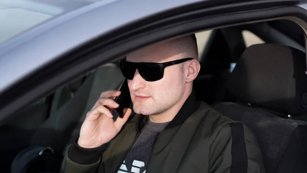 Egy férfi mobilon beszél, miközben autót vezet.. — Stock Fotó