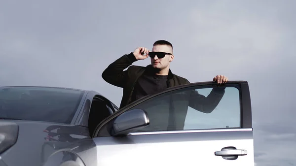 Um homem bonito perto do carro. Vida de luxo . — Fotografia de Stock