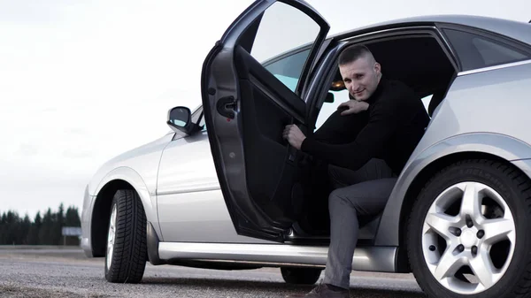 Jóképű férfi közelében az autó. Luxus élet. — Stock Fotó