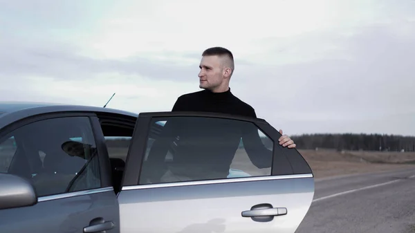 Knappe man in de buurt van de auto. Luxe leven. — Stockfoto