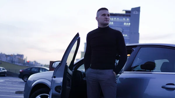 Knappe zakenman in de buurt van de auto in de stad — Stockfoto