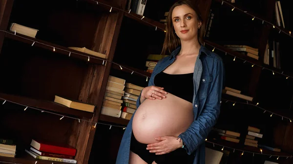 Красивая молодая стильная беременная женщина, в черном нижнем белье и голубой рубашке, лофт — стоковое фото